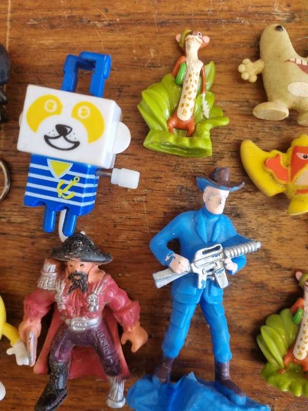 16 x Small Toy figurines incl. Johnny Bravo