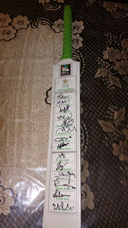 ** PAKISTAN signed full size bat ** T20 2007 World Cup