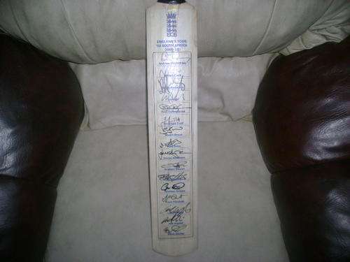 SIGNED BAT ** ENGLAND 2009/10 ** STRAUSS - PIETERSON AND MANY