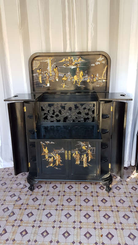 A Gorgeous Antique Black Lacquer Oriental  Asian (Chinese/Japanise) Compact Bar!