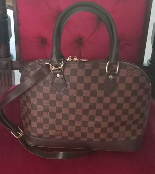 A Gorgeous  Louis Vuitton Monogram Alma bag (replica)