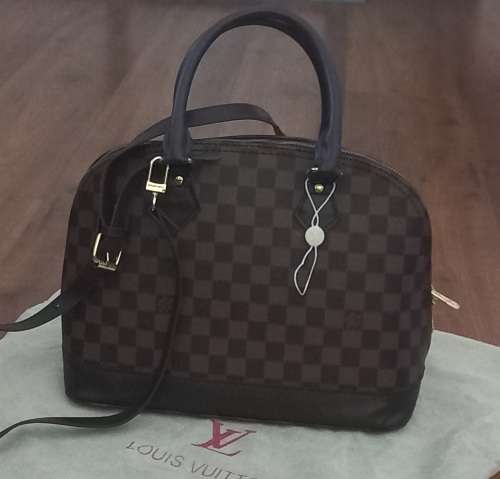 A Gorgeous  Louis Vuitton Monogram Alma bag (replica)