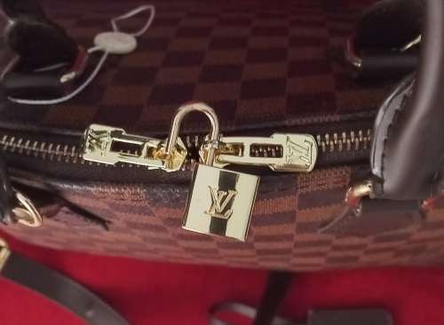 A Gorgeous  Louis Vuitton Monogram Alma bag (replica)