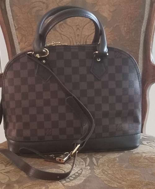 A Gorgeous  Louis Vuitton Monogram Alma bag (replica)