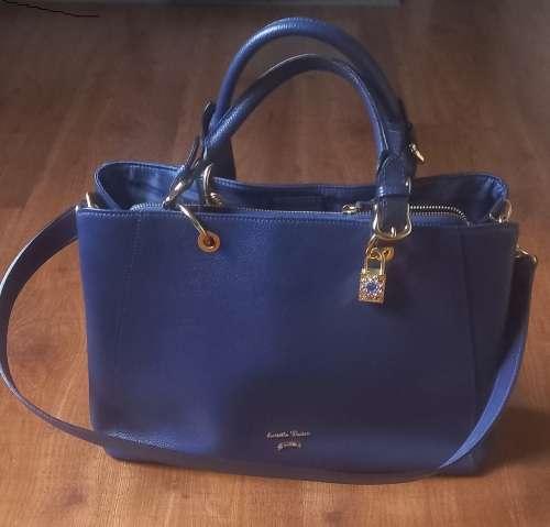 An amazing  Designer (Samantha Thavasa) Leather bag.