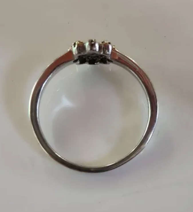 Stanning  925 sterling silver, 12 yellow diamonds ring!