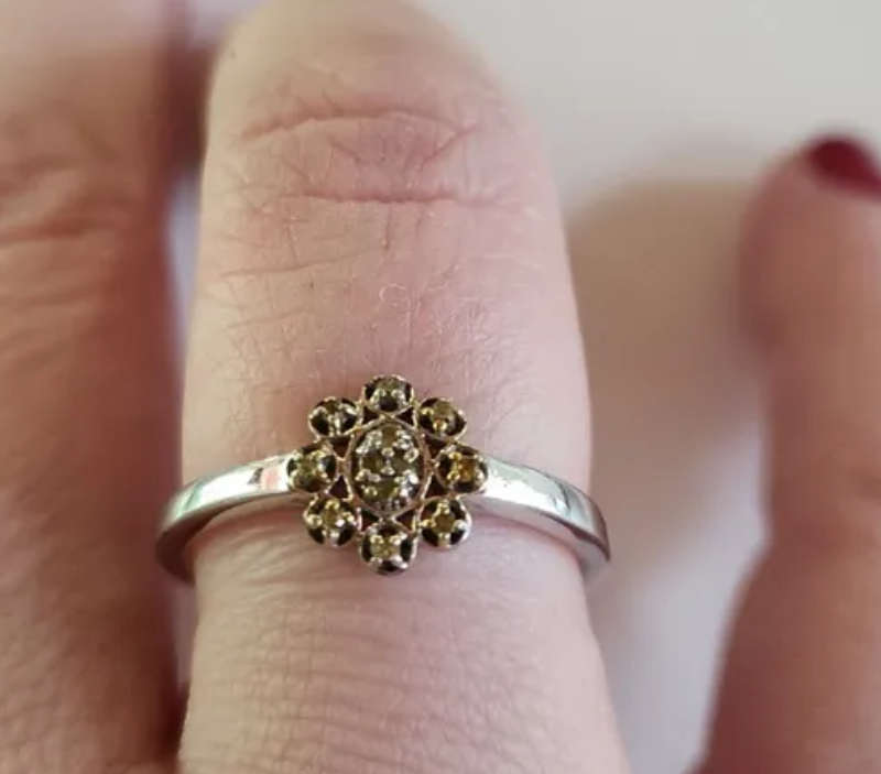 Stanning  925 sterling silver, 12 yellow diamonds ring!