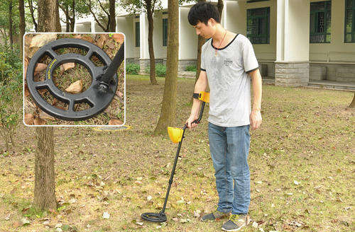 Metal Detector 'Treasure Hunter' - 8.2 Inch Water Resistant Coil. LCD Display G690