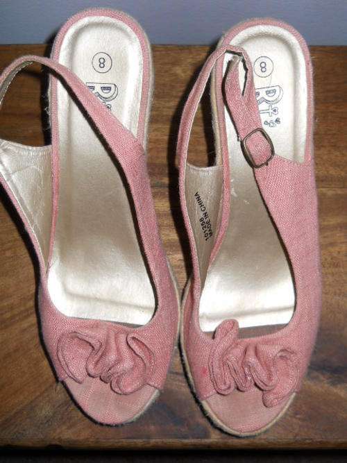 Beautiful dusty pink wedges - size 8