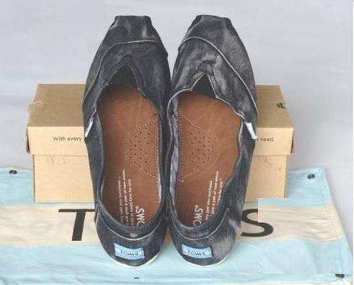 TOMS - BLACK CANVAS MEN'S SHOE - NEW - SIZE 10 -
