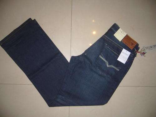GUESS - DESMOND RELAXED FIT - SIZE 32 - DONT MISS CLEARING OUT SALE -