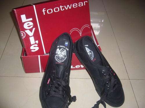 LEVI'S - BLACK SHOES - GREAT FOR WINTER - DONT MISS - SIZE 11 -