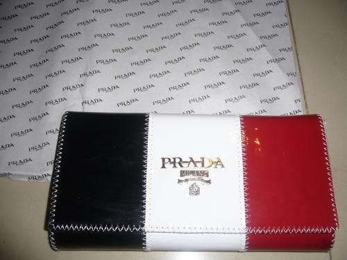 PRADA -- LADIES HIGH FASHION WALLET - DONT MISS - JSUT IN -