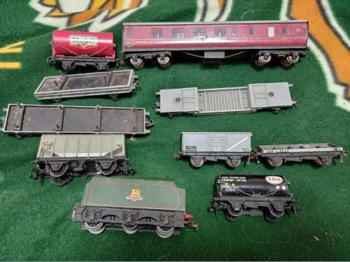 Hornby Dublo Tender And Wagons