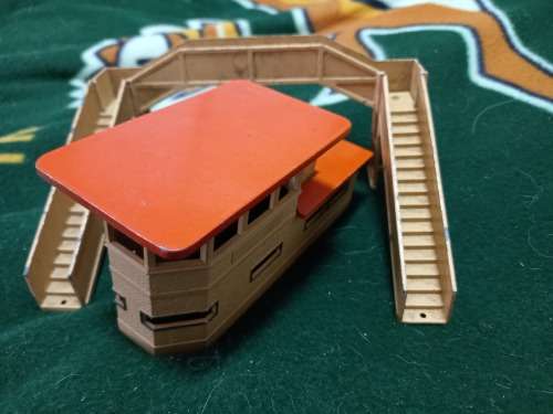 Hornby Dublo Signal Box And Pedestrian Bridge