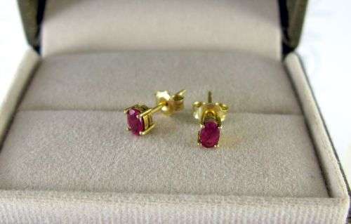 Pretty Antique 18 ct Gold Stud Earrings with Natural Ruby.