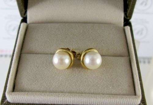 Beautiful Old Vintage 18 Carat Gold Stud Earrings with Sea Water Pearl.