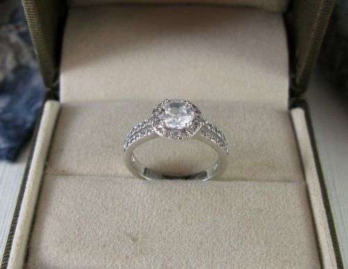 Stylish Vintage 925 Sterling Silver Cluster Ring with Crystals.