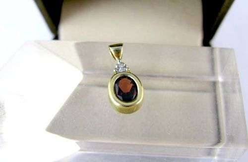 Pretty 9 ct Gold Cluster Pendant with Natural Garnet & Diamond. As new! Certified!