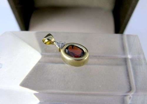 Pretty 9 ct Gold Cluster Pendant with Natural Garnet & Diamond. As new! Certified!