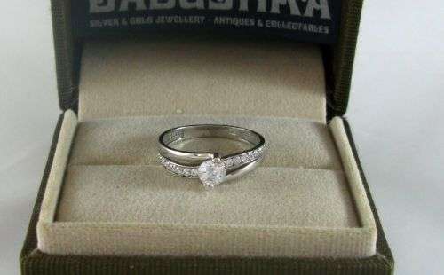 SALE!!! Elegant 9 Carat White Gold Cluster Ring with CZ Crystals. Certified.