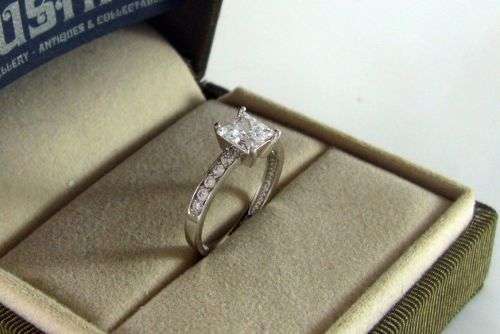 SALE!!! Elegant 9 Carat White Gold Cluster Ring with CZ Crystals. Certified.