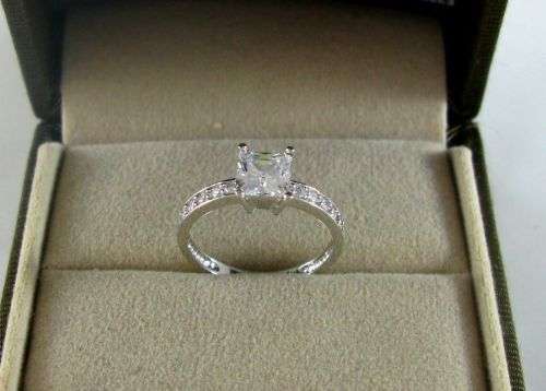 SALE!!! Elegant 9 Carat White Gold Cluster Ring with CZ Crystals. Certified.
