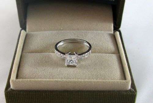 SALE!!! Elegant 9 Carat White Gold Cluster Ring with CZ Crystals. Certified.