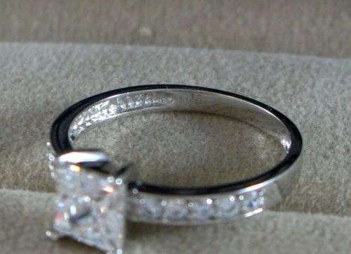 SALE!!! Elegant 9 Carat White Gold Cluster Ring with CZ Crystals. Certified.