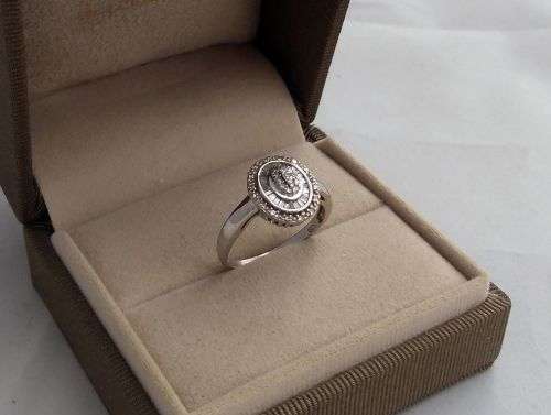 Beautiful 9 Carat White Gold Vintage Cluster Ring with Natural Diamonds. Certified.