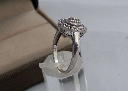 Beautiful 9 Carat White Gold Vintage Cluster Ring with Natural Diamonds. Certified.