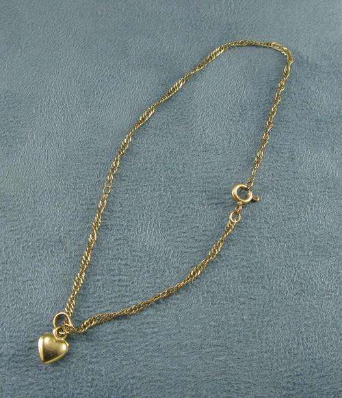 Pretty 9 ct Gold Bracelet with charm