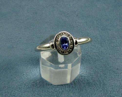 Beautiful Vintage Tanzanite & Diamonds 9 ct white gold ring