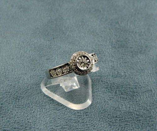 Beautiful Vintage 9ct White Gold Diamond Cluster Ring