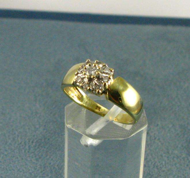Beautiful Vintage Diamond 9 carat Gold Cluster Ring