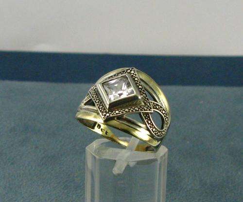 Beautiful Vintage 9 Carat Gold Ring with 925 Silver top & Crystal