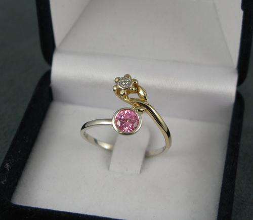 Beautiful 9 ct Gold & 925 silver Ring with Pink Crystal. Fully marked.
