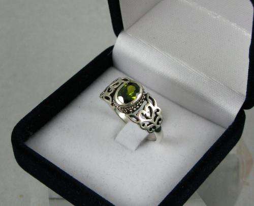 Vintage 925 Silver Ring with Peridot.