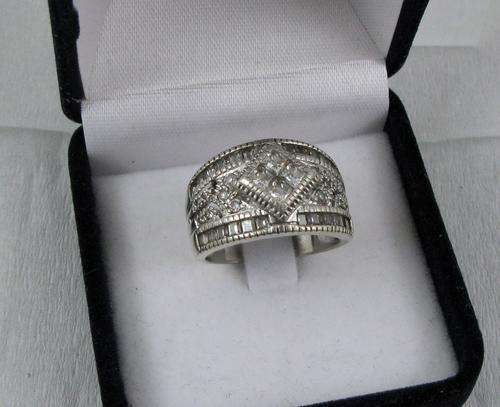 Beautiful Vintage 925 Silver Cluster Ring with Crystals.
