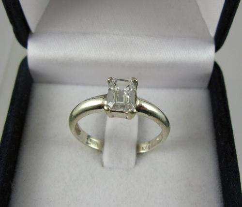 Classic Vintage 925 Silver Solitaire Ring with Crystal.