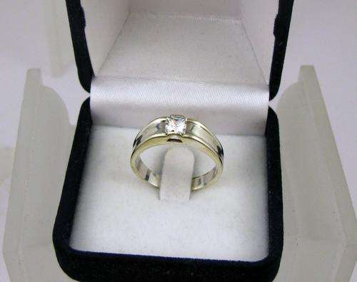 Vintage 925 Silver Solitary Ring with Princess Cut Crystal.
