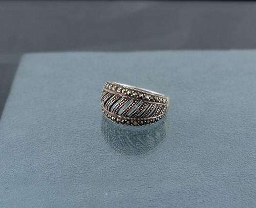 Beautiful Vintage 925 Silver Cluster Ring with Marcasites.