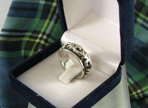 Vintage 925 Silver Ring with Rotating Central Part.