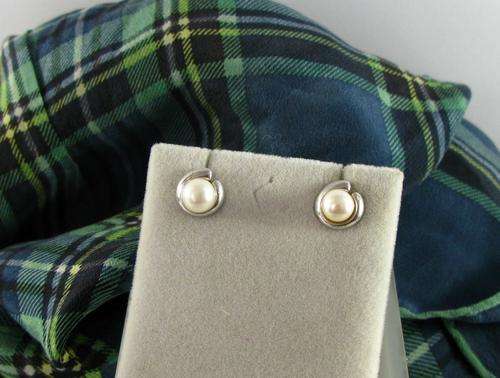 Pretty 925 Sterling Silver Stud Earrings with Pearls.