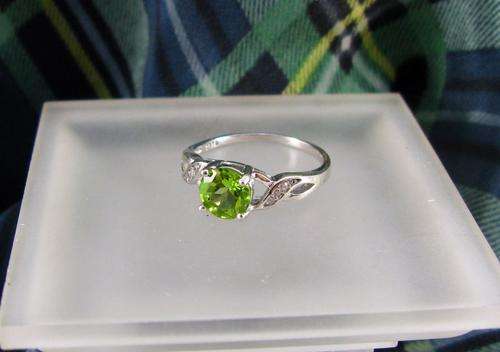 Beautiful Vintage 925 Sterling Silver Solitaire Ring with Green Crystal. As new!