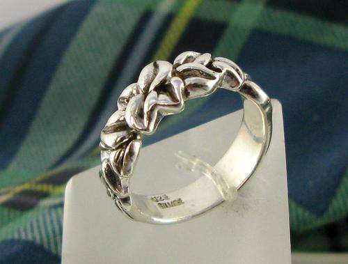 Stunning Old Vintage 925 Sterling Silver Ring with Floral Pattern.