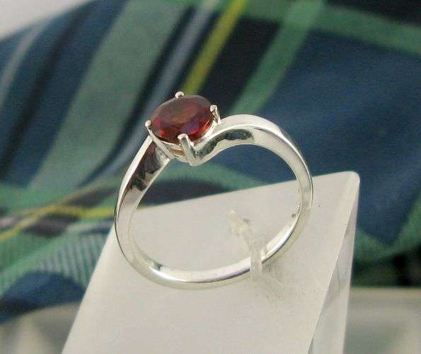 Classic Vintage 925 Sterling Silver Solitaire Ring with Ruby.