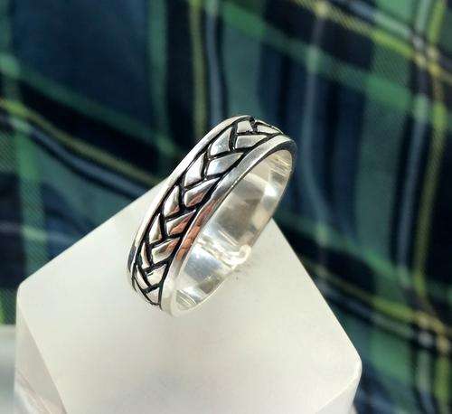 Vintage 925 silver Plat design ring.