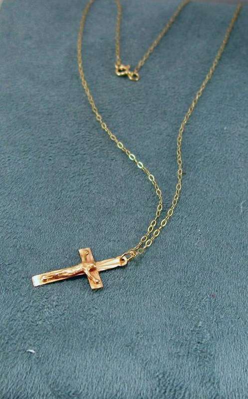 Vintage 9 Carat Gold Cross & 9 Carat Gold Chain.