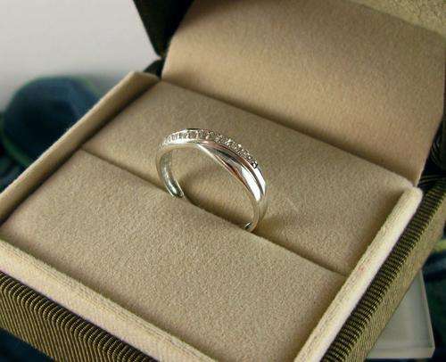 Pretty Vintage 925 Sterling Silver Eternity Ring with Crystals.